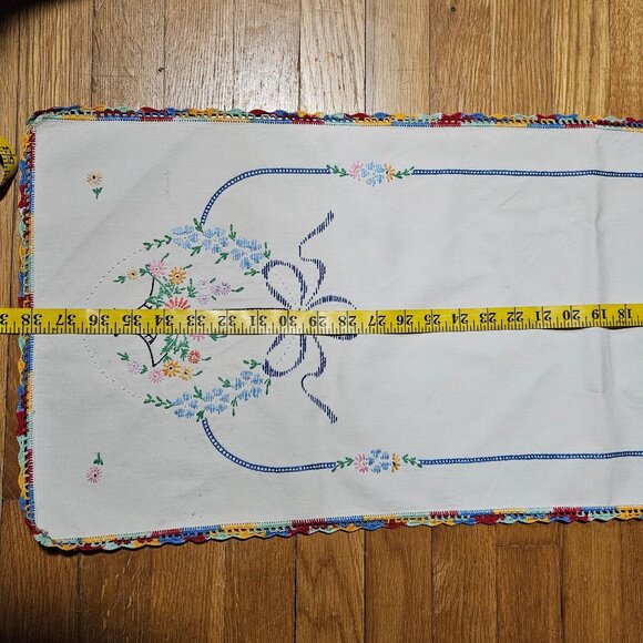 Vintage Hand-Embroidered Linen table runner floral basket design with picot edge - Picture 9 of 9